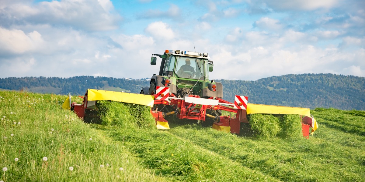Trecker mäht Gras